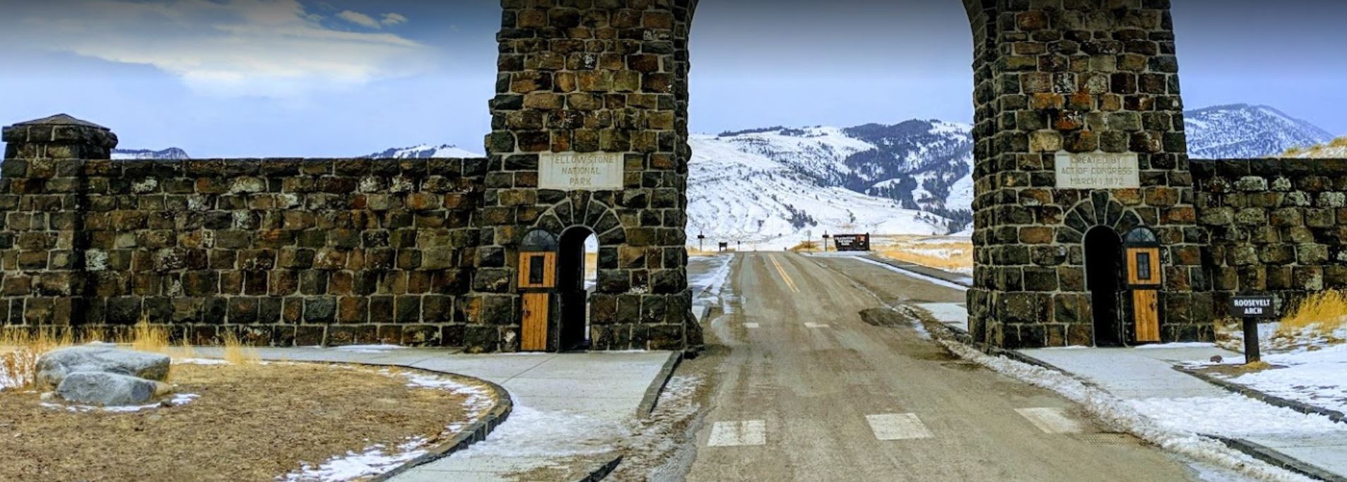 yellowstone arched entrance - welcome to yellowstone national park